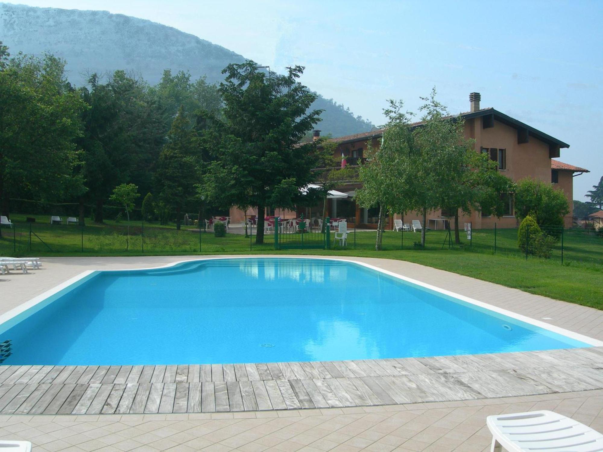 Hotel Colomber Gardone Riviera Exterior photo