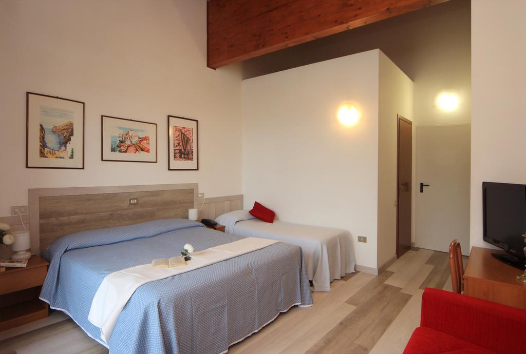 Hotel Colomber Gardone Riviera Exterior photo